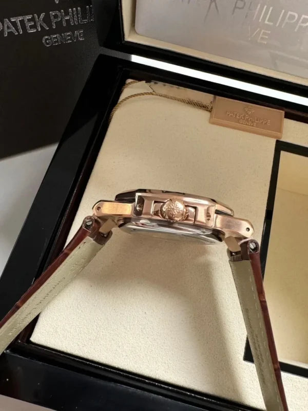 Patek Philippe Nautilus, détail du boîtier et des index