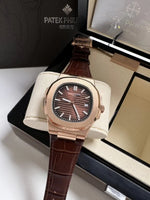 Montre Patek Philippe Nautilus sur bracelet cuir